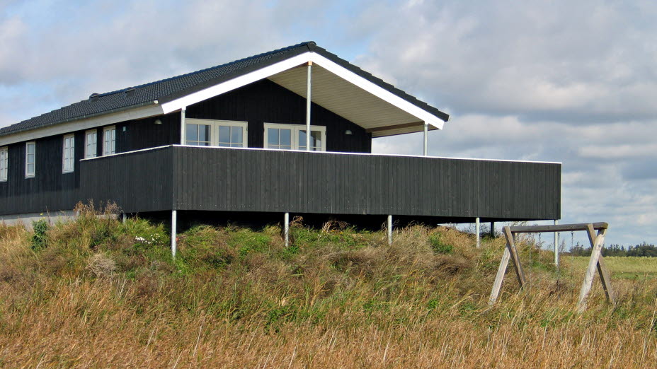 Sommerhus med stor træterrasse