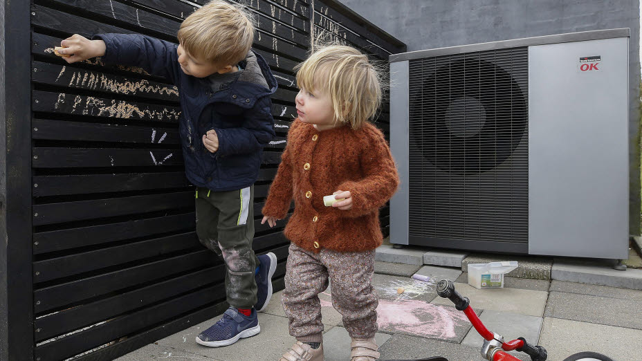 To børn foran en varmepumpe