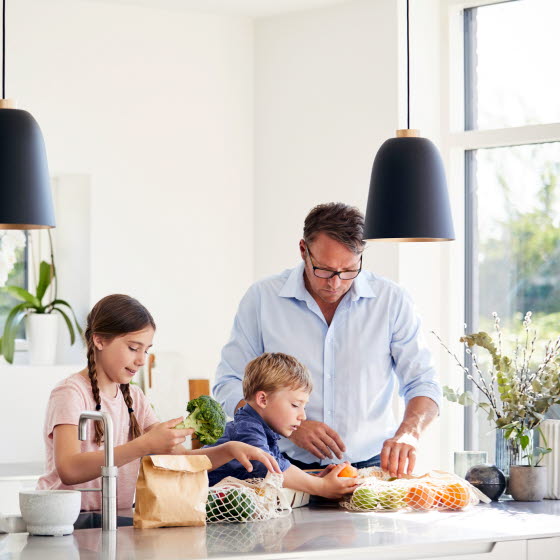 Familie ved køkkenbord