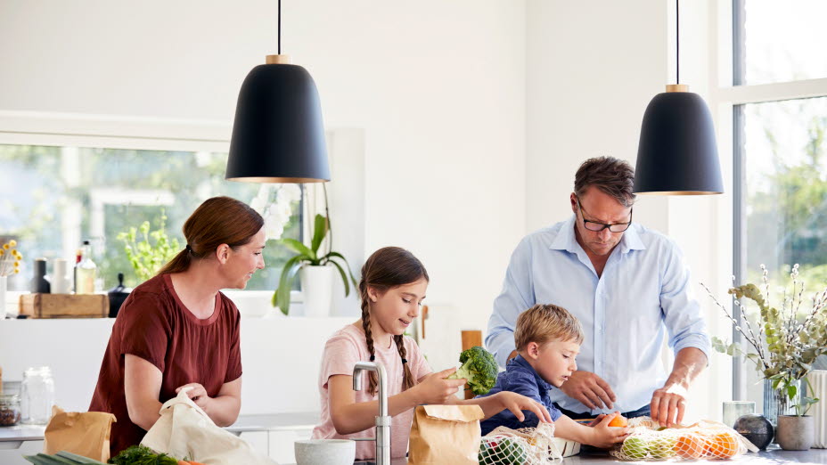 Familie ved køkkenbord